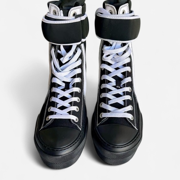 BURBERRY
Black/White Hi-top Sneakers
Mens US 10 - Picture 3 of 4